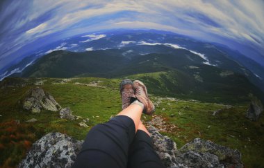 açık bir dağda doğa yürüyüşü sırasında rahatlatıcı zaman