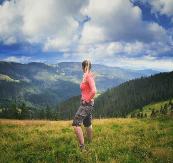 Woman hiker on a top of a mountain in Carpathian Mountains — Stock Photo, Image