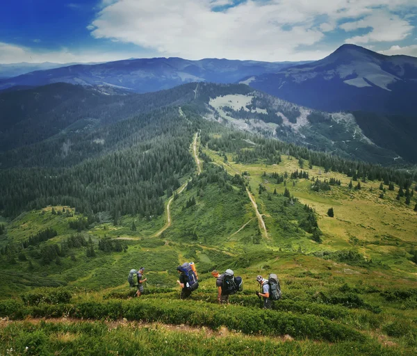 Dağlarda bir grup yürüyüşçü — Stok fotoğraf