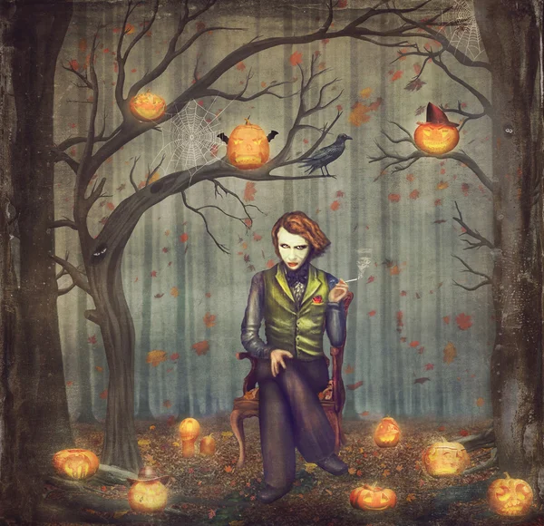 Шутник в сказочном лесу среди деревьев и пугающего гнома на Хэллоуин — стоковое фото