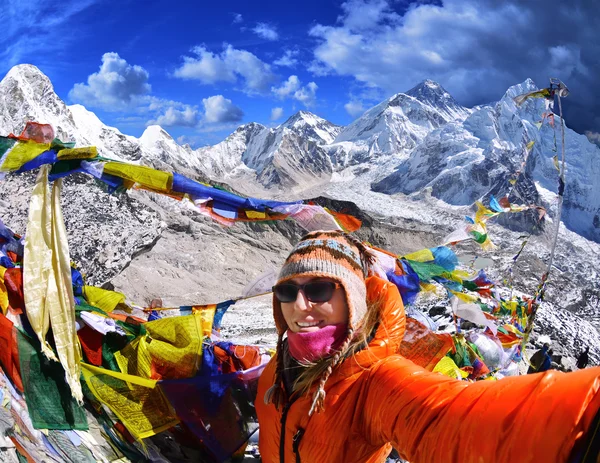 웃는 젊은 여성은 네팔의 칼라 파트라 산 꼭대기에 셀카를 찍습니다. — 스톡 사진