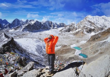 genç kadının fiyatı hiking everest Dağı Milli Parkı, nepal.