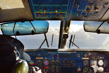 Eski yolcu uçağı pilotu, dağlar ve s ile kabin