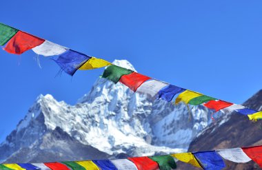 Renkli dua bayrakları ve Ama Dablam Everest bölgesi, Nepal