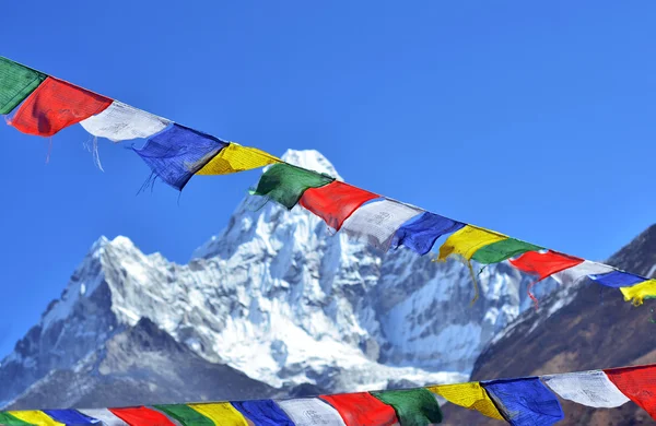 Banderas coloridas de oración y Ama Dablam, región del Everest, Nepal — Foto de Stock