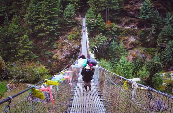 Porters carry heavy load in Himalaya , Sagarmatha National Park — Stock Image Porters carry heavy load in Himalaya , Sagarmatha National Park Royalty Free Stock Images