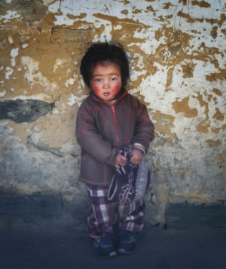 Lukla ciddi genç Nepalce çocuk portresi