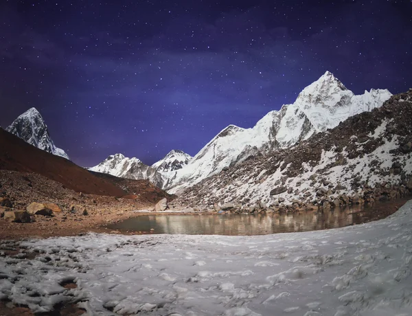 Himalaya montagne avec des étoiles dans la nuit — Photo