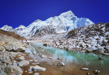Mount Nuptse görünümü ve dağ manzaralı Sagarmatha Milli Parkı'nda