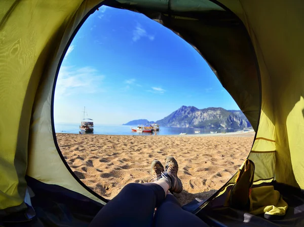 Szczęśliwa kobieta siedzi w namiocie, widok na góry, niebo i morze. Olympos Beach. Çıralı, Turcja — Zdjęcie stockowe