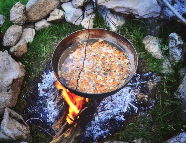 Yemek yemek Melon yanan bir yürüyüş içinde