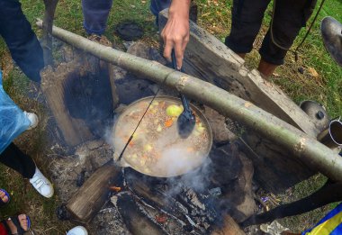 Yemek yemek Melon yanan bir yürüyüş içinde
