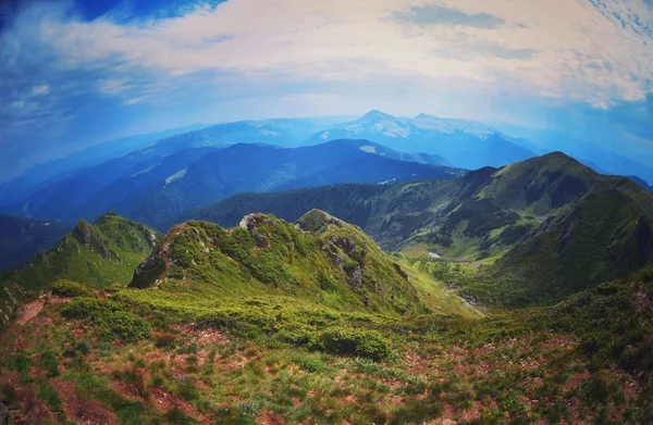 Blick aus der Fischauge auf die wunderschöne Landschaft in den Karpaten — Stockfoto