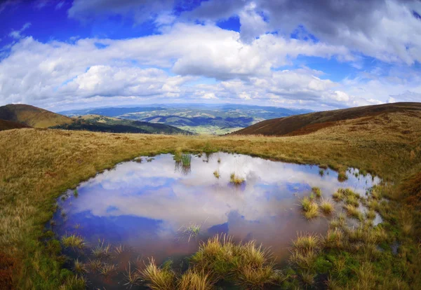 Vista a ojo de pez del hermoso paisaje en las montañas Cárpatos — Foto de Stock