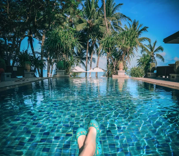 Sunbathing by the hotel tourist resort swimming pool — Stock Photo, Image