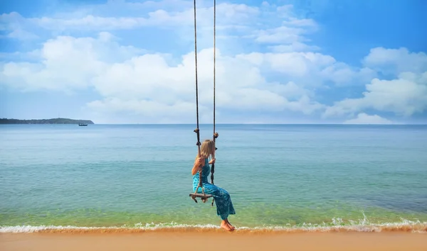 Kobieta na huśtawce na plaży, koh Samui, Tajlandia — Zdjęcie stockowe