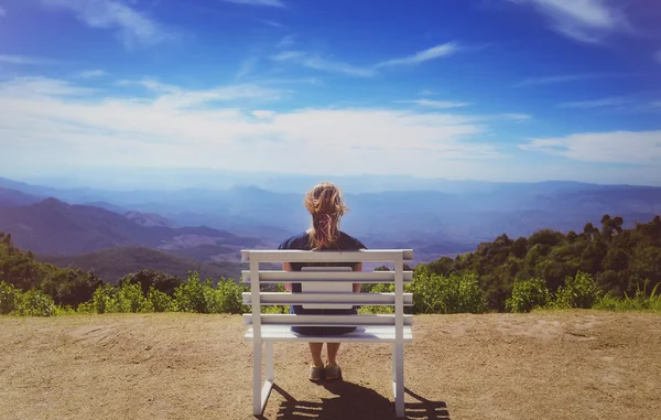 Belle jeune femme assise sur un banc au parc national Doi Inthanon — Photo