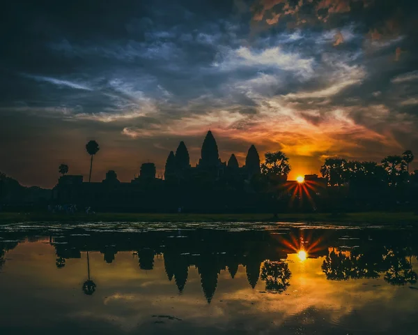 Ankor Wat 'ta güzel bir gün doğumu, Siem Reap, Kamboçya — Stok fotoğraf