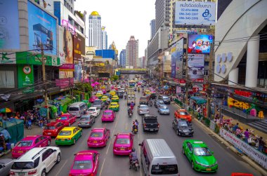 Bangkok Merkez caddeleri üzerinde büyük otomobil tıpa
