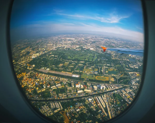Вид на иллюминатор самолета, Бангкок, Таиланд — стоковое фото
