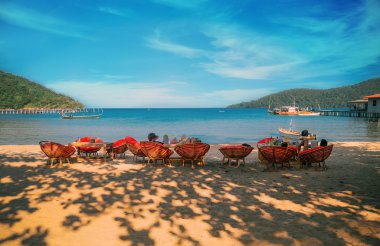 Güzel bir plaj ve Koh Rong Samloem denizde zevk insanlar