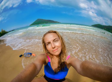 Mutlu genç kadın portresi onu kendine fotoğraf çekmek, Kameraya gülümse