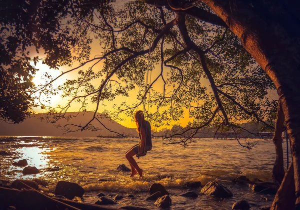 Kobieta na huśtawce na plaży, Koh Rong Samloem, Kambodża — Zdjęcie stockowe