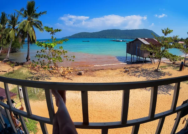 Kvinna som njuter av den vackra stranden och havet i Koh Rong Samloem, Kambodja — Stockfoto