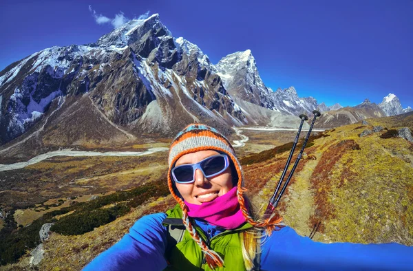 Une jeune femme souriante prend un selfie au sommet de la montagne, région de l'Everest, Népal — Photo