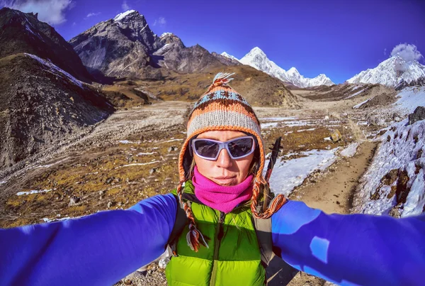 微笑的年轻女士对珠穆朗玛峰地区，尼泊尔的山峰，自拍照 — 图库照片
