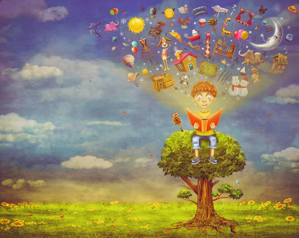 Kleiner Junge sitzt auf dem Baum und liest ein Buch, Gegenstände fliegen heraus — Stockfoto