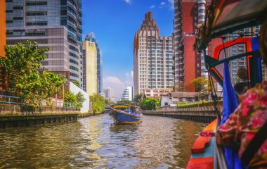 Nehir tekne yolcu ve turist Chao Praya Nehri aşağı taşıma