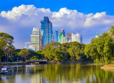 Lumpini Park, lake, modern daireler şehir Bangkok, Tayland