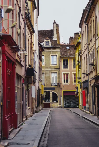 Calle estrecha en el casco antiguo de Francia . — Foto de Stock