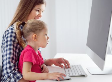 Anne ve kızı bilgisayarda.