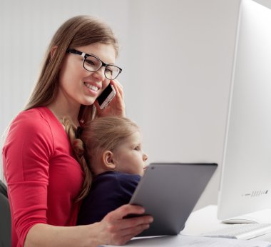 Anne ve kızı bilgisayarda.