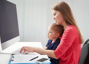 Anne ve kızı bilgisayarda.