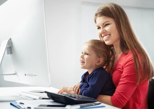 Mor och dotter vid datorn — Stockfoto