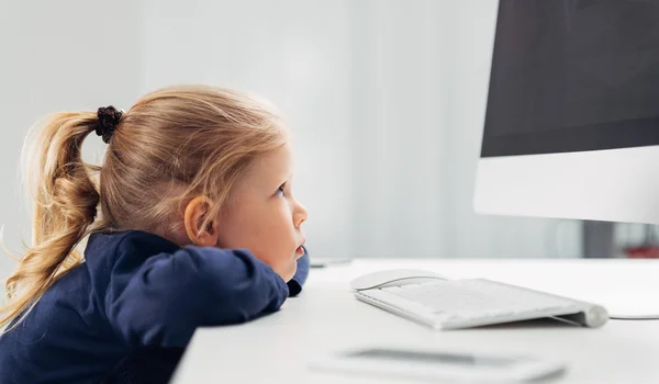 Niño pequeño en la computadora — Foto de Stock