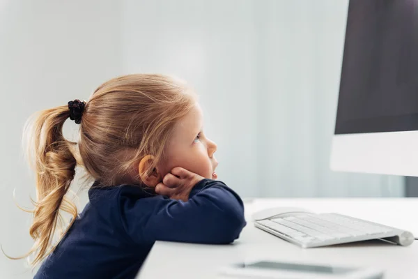 Niño pequeño en la computadora — Foto de Stock