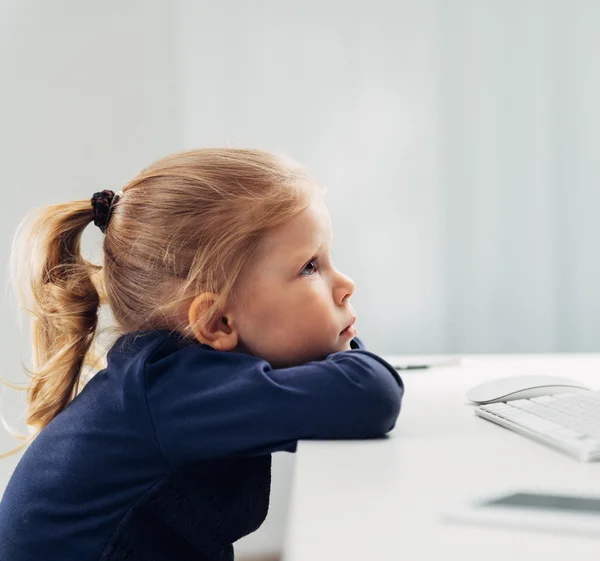 Niño pequeño en la computadora — Foto de Stock