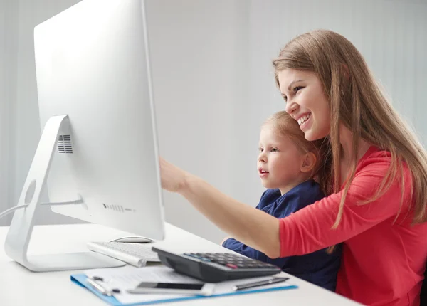 Anya és lánya a számítógépnél — Stock Fotó