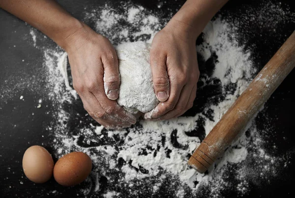 Profesyonel baker hamur hazırlama — Stok fotoğraf