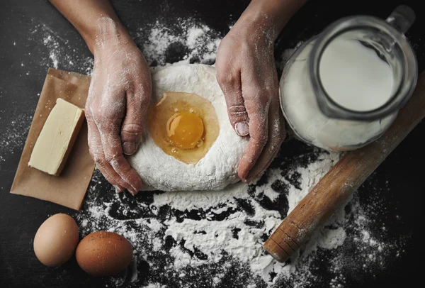 Profesyonel baker hamur hazırlama — Stok fotoğraf