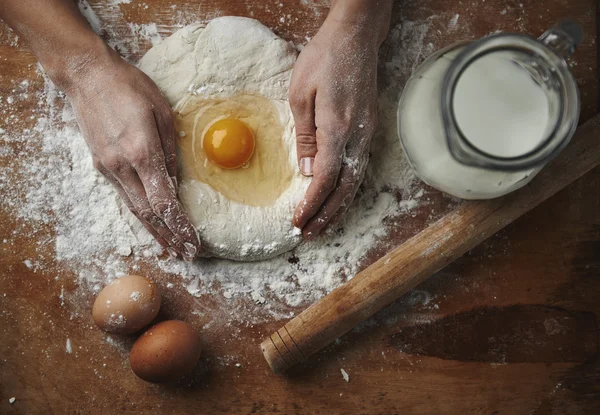 Profesionální baker Příprava těsta — Stock fotografie