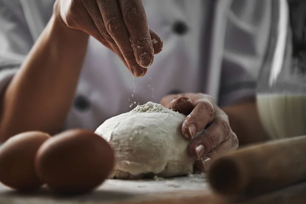 Professional baker preparing dough — Stock Photo, Image