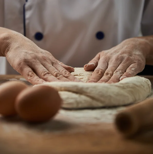 Profi-Bäcker bereitet Teig zu — Stockfoto