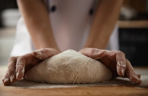 Професійний пекар готує тісто — стокове фото