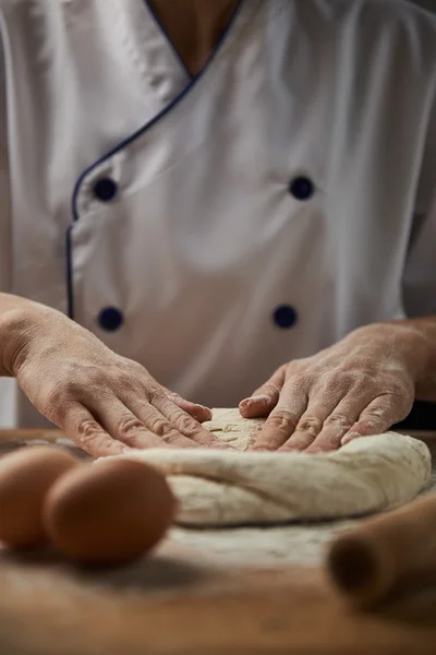 Bakker met rauw deeg — Stockfoto