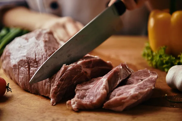 Chef con carne cruda — Foto de Stock